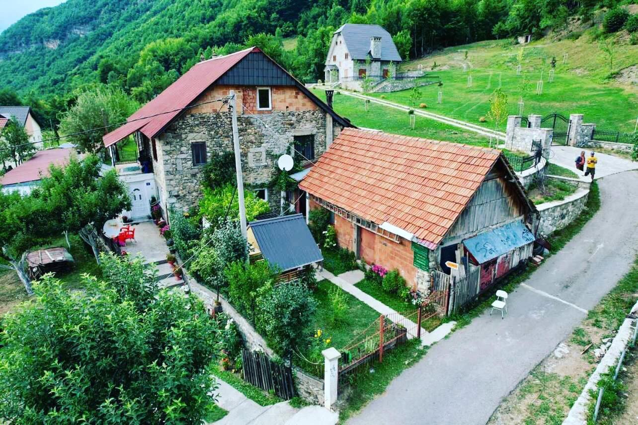 Guest House Ulaj Vuthaj Exterior foto